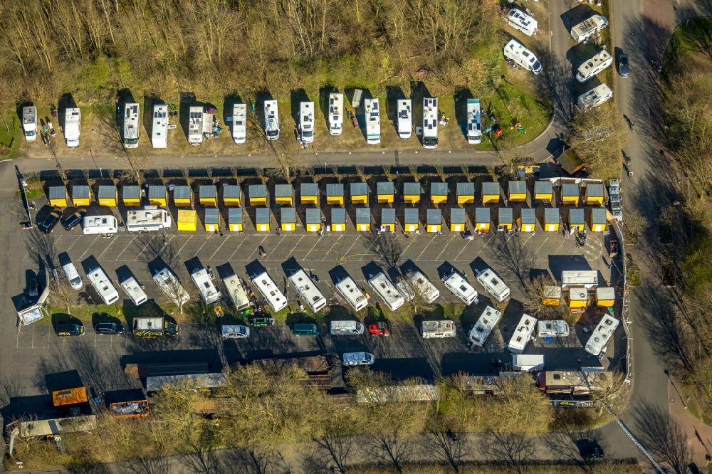 Aerial photograph Wesel - Caravans and RVs on the RV site Reisemobilstellplatz Roemerwardt along the Rheinpromenade in Wesel in the state North Rhine-Westphalia, Germany