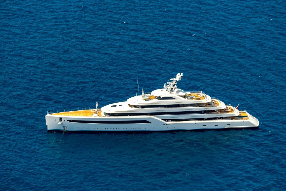 Aerial photograph Portals Nous-Calvia - Luxury yacht in the Bucht von Palma on the water surface in in Portals Nous-Calvia in Balearic island of Mallorca, Spain