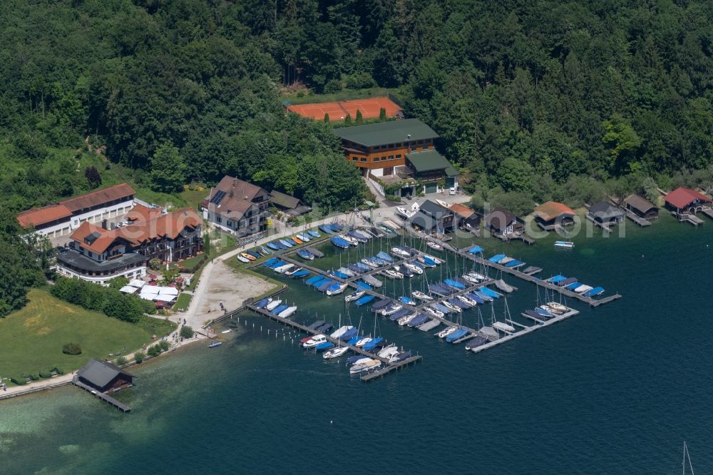 Aerial photograph Pöcking - Pleasure boat marina with docks and moorings on the shore area Possenhofen in Poecking in the state Bavaria, Germany