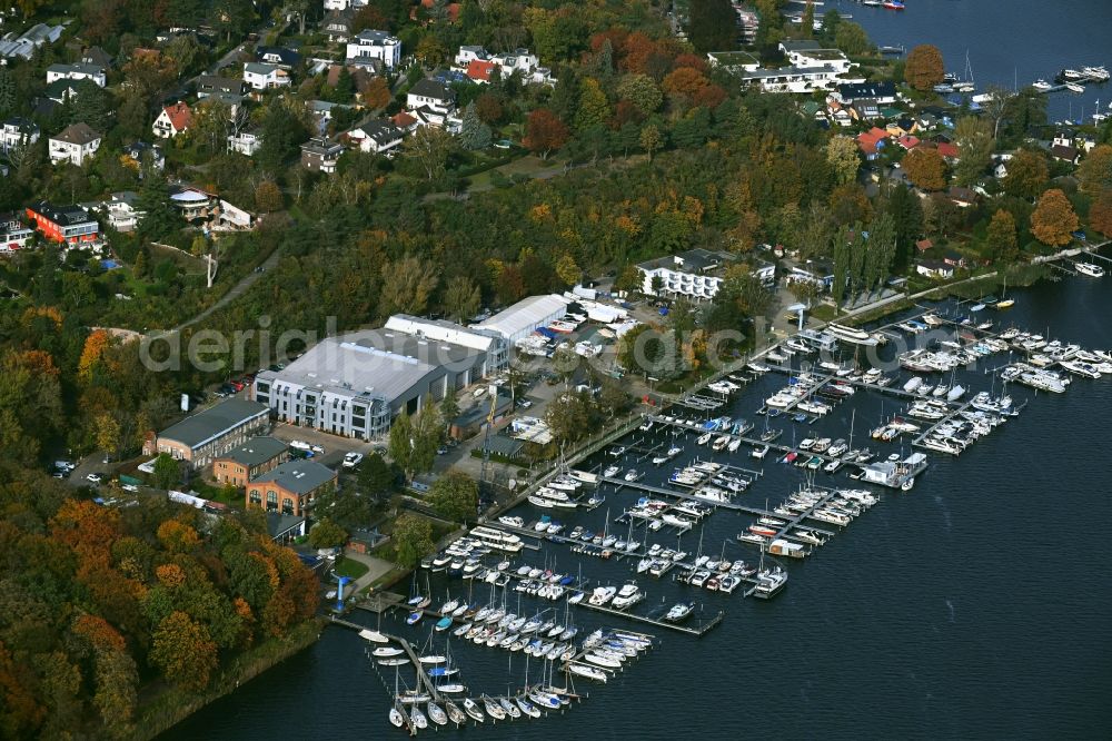 Berlin from above - Pleasure boat marina with docks and moorings on the shore area Havel on Scharfe Lanke in the district Wilhelmstadt in Berlin, Germany