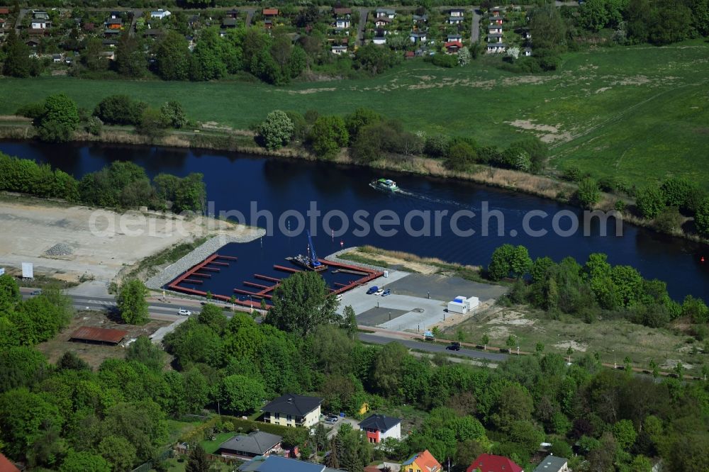 Aerial photograph Teltow - Pleasure boat marina with docks and moorings on the shore area of Teltowkanal in Teltow in the state Brandenburg, Germany