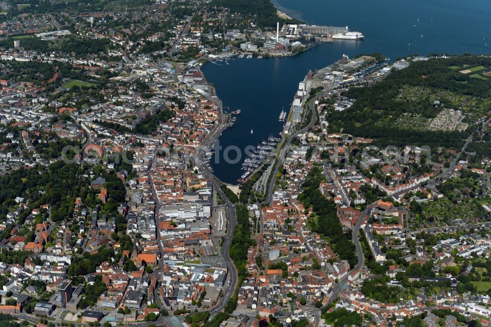 Aerial photograph Flensburg - Pleasure boat marina with docks and moorings on the shore area of Hafenspitze in Flensburg in the state Schleswig-Holstein, Germany