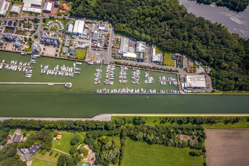 Aerial image Bergkamen - Pleasure boat marina with docks and moorings on the shore area on Hafenweg in the district Ruenthe in Bergkamen at Ruhrgebiet in the state North Rhine-Westphalia, Germany