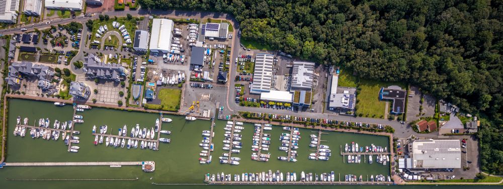 Bergkamen from above - Pleasure boat marina with docks and moorings on the shore area on Hafenweg in the district Ruenthe in Bergkamen at Ruhrgebiet in the state North Rhine-Westphalia, Germany