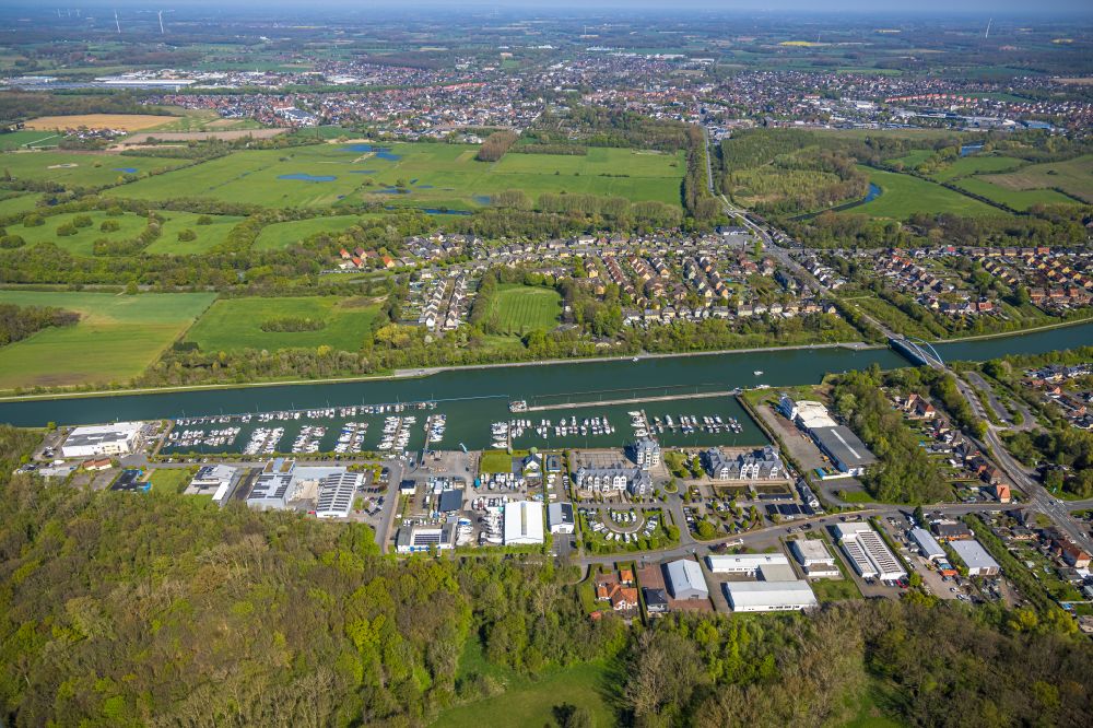 Aerial photograph Bergkamen - Pleasure boat marina with docks and moorings on the shore area on Hafenweg in the district Ruenthe in Bergkamen at Ruhrgebiet in the state North Rhine-Westphalia, Germany