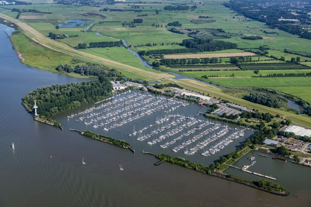 Wedel from the bird's eye view: Pleasure boat marina with docks and moorings on the shore area in Hamburg in the state Schleswig-Holstein, Germany
