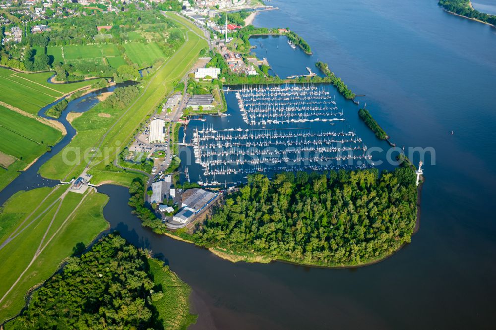 Aerial photograph Wedel - Pleasure boat marina with docks and moorings on the shore area in Hamburg in the state Schleswig-Holstein, Germany