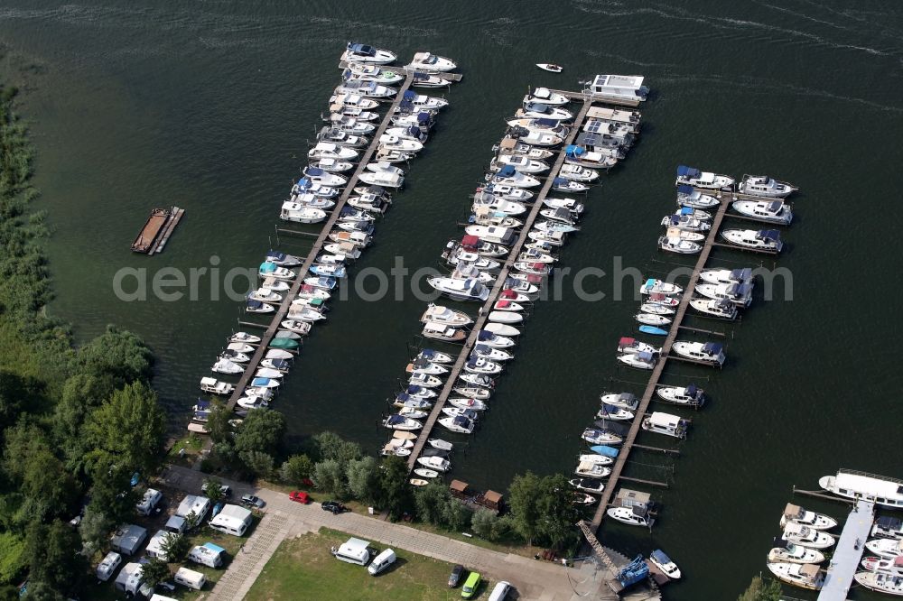 Aerial image Werder (Havel) - Pleasure boat marina with docks and moorings on the shore area the Havel in the district Toeplitz in Werder (Havel) in the state Brandenburg, Germany