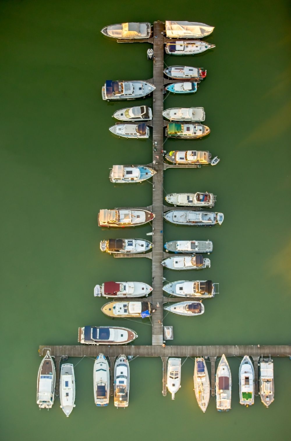 Aerial image Bergkamen - Pleasure boat marina with docks and moorings on the shore area of Marina Ruenthe GmbH & Co. KG on Hafenweg in the district Ruenthe in Bergkamen in the state North Rhine-Westphalia, Germany