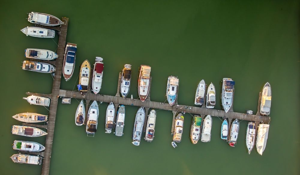 Aerial photograph Bergkamen - Pleasure boat marina with docks and moorings on the shore area of Marina Ruenthe GmbH & Co. KG on Hafenweg in the district Ruenthe in Bergkamen in the state North Rhine-Westphalia, Germany