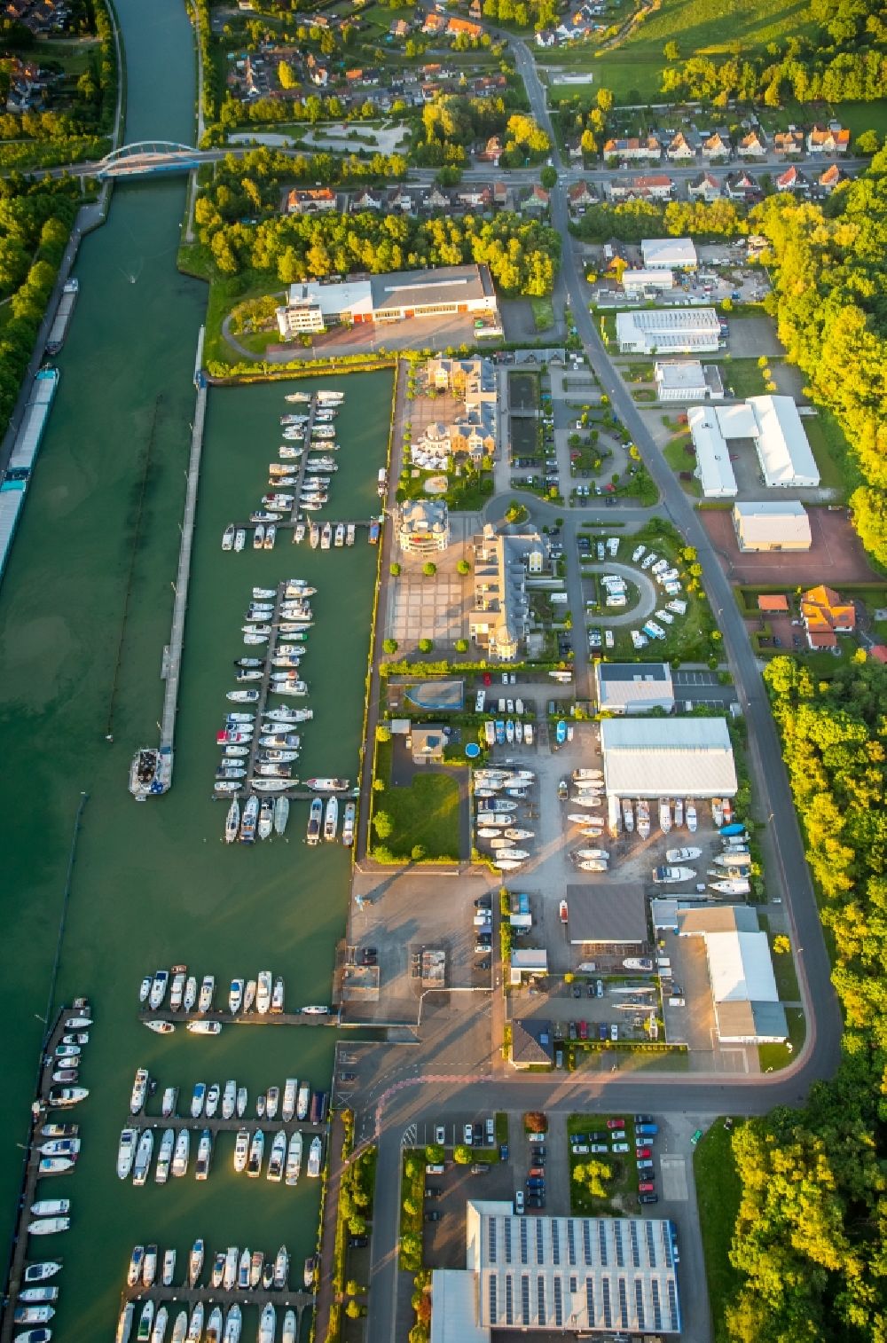 Bergkamen from above - Pleasure boat marina with docks and moorings on the shore area of Marina Ruenthe GmbH & Co. KG on Hafenweg in the district Ruenthe in Bergkamen in the state North Rhine-Westphalia, Germany