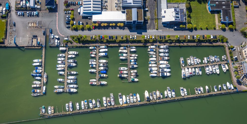Bergkamen from the bird's eye view: pleasure boat marina with docks and moorings on the shore area of Marina Ruenthe GmbH & Co. KG on Hafenweg in the district Ruenthe in Bergkamen at Ruhrgebiet in the state North Rhine-Westphalia, Germany