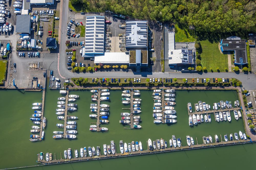 Aerial image Bergkamen - pleasure boat marina with docks and moorings on the shore area of Marina Ruenthe GmbH & Co. KG on Hafenweg in the district Ruenthe in Bergkamen at Ruhrgebiet in the state North Rhine-Westphalia, Germany
