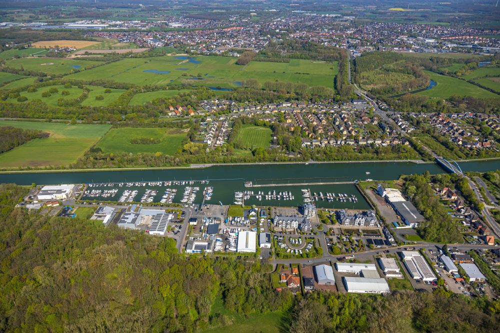 Aerial image Bergkamen - Pleasure boat marina with docks and moorings on the shore area of Marina Ruenthe GmbH & Co. KG on Hafenweg in the district Ruenthe in Bergkamen in the state North Rhine-Westphalia, Germany