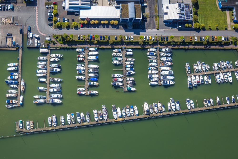 Bergkamen from the bird's eye view: Pleasure boat marina with docks and moorings on the shore area of Marina Ruenthe GmbH & Co. KG on Hafenweg in the district Ruenthe in Bergkamen at Ruhrgebiet in the state North Rhine-Westphalia, Germany