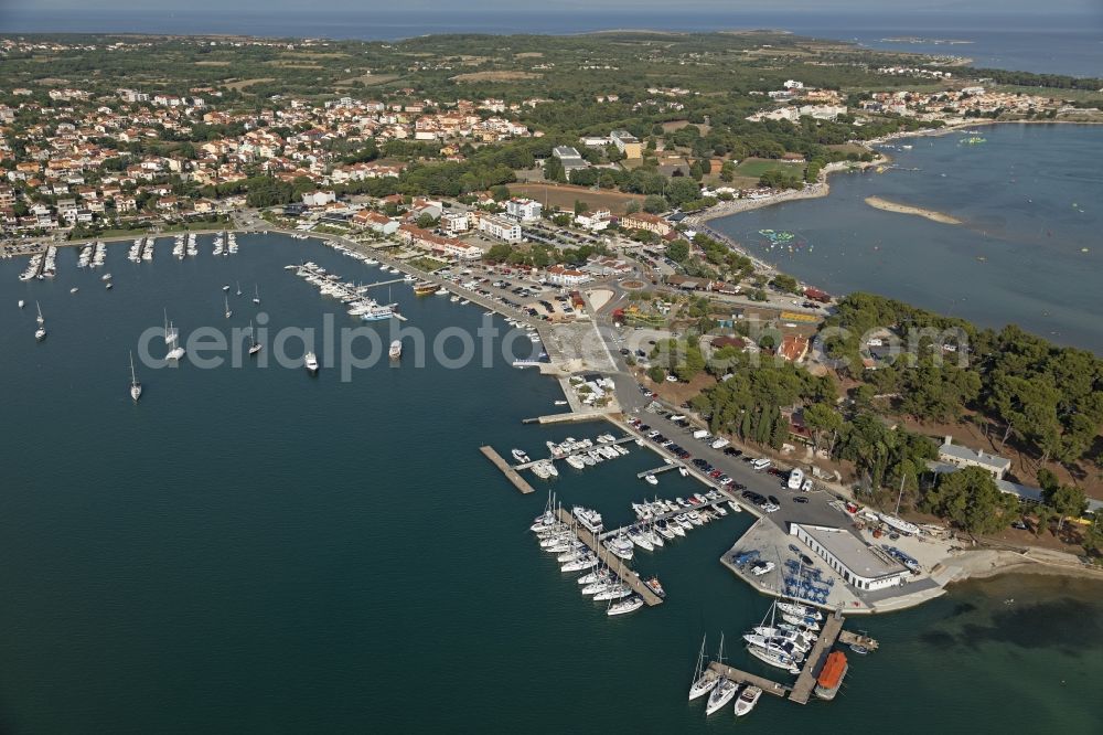Aerial photograph Medulin - Pleasure boat marina with docks and moorings on the shore area in Medulin beside the Adriatic Sea in Istria - Istarska zupanija, Croatia