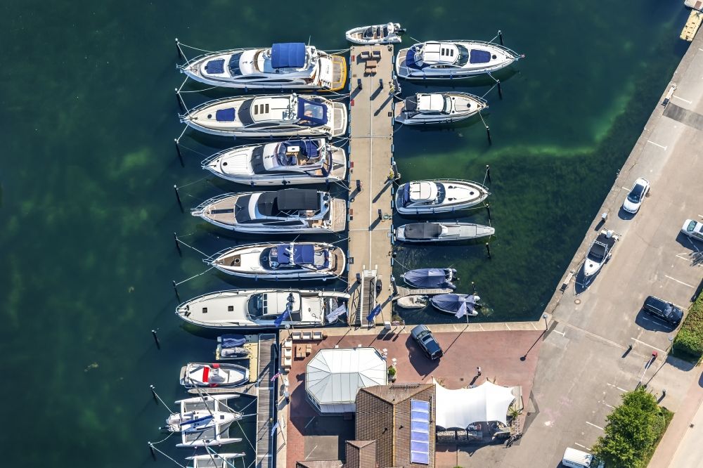 Aerial photograph Neustadt in Holstein - Pleasure boat marina with docks and moorings on the shore area in Neustadt in Holstein in the state Schleswig-Holstein