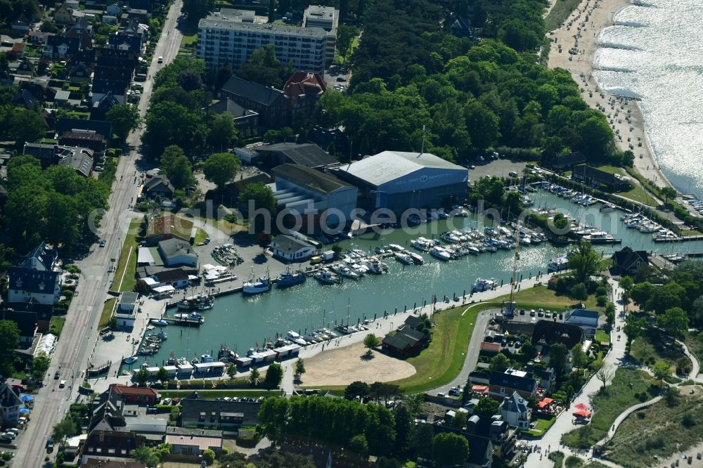 Niendorf/Ostsee from the bird's eye view: Pleasure boat marina with docks and moorings on the shore area Niendorfer Yacht Club An of Acht in Niendorf/Ostsee in the state Schleswig-Holstein, Germany
