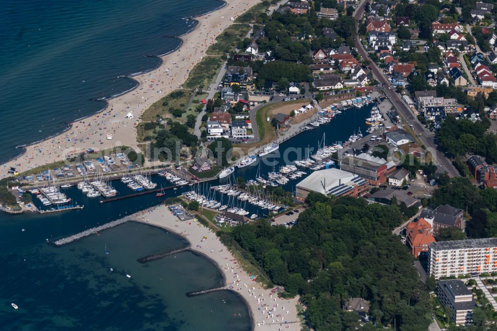 Niendorf from the bird's eye view: Pleasure boat marina with docks and moorings on the shore area Niendorfer Yacht Club An of Acht in Niendorf/Ostsee in the state Schleswig-Holstein, Germany