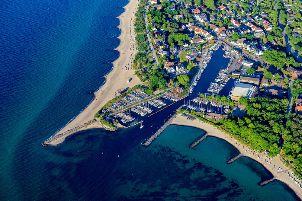 Niendorf from above - Pleasure boat marina with docks and moorings on the shore area Niendorfer Yacht Club An of Acht in Niendorf/Ostsee in the state Schleswig-Holstein, Germany