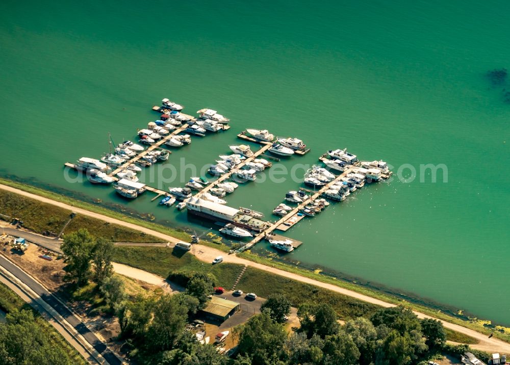 Aerial photograph Schwanau - Pleasure boat marina with docks and moorings on the shore area Nonnenweier on Rhein in Schwanau in the state Baden-Wuerttemberg, Germany