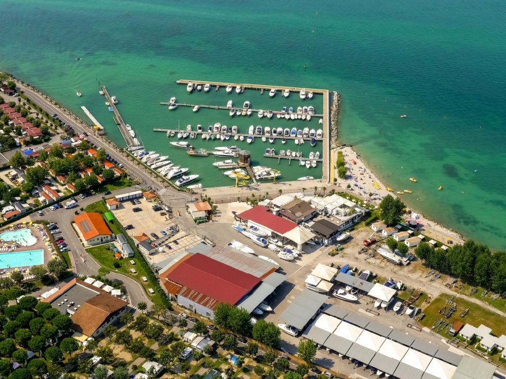 Aerial photograph Peschiera del Garda - Pleasure boat marina with docks and moorings on the shore area in Peschiera del Garda in Veneto, Italy