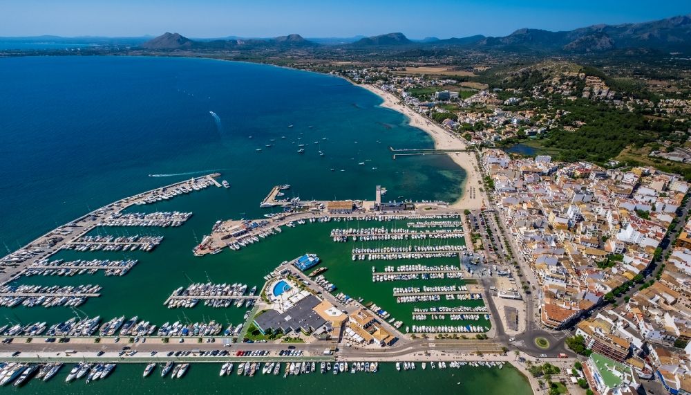 Aerial photograph Port de Pollenca - Pleasure boat marina with docks and moorings on the shore area in Port de Pollenca in Balearische Insel Mallorca, Spain