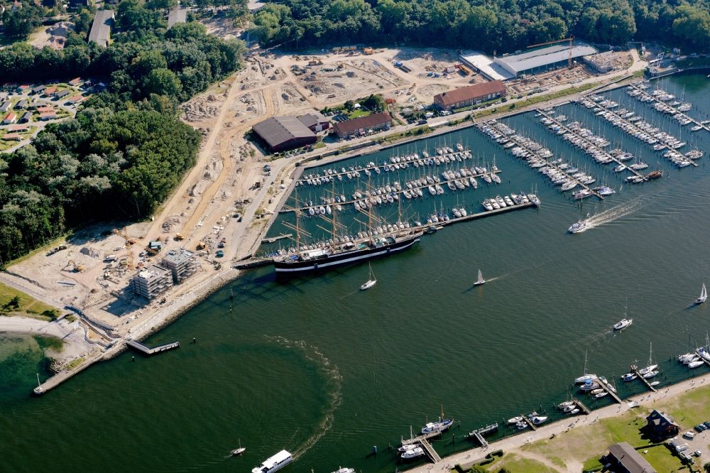 Aerial photograph Travemünde - Pleasure boat marina with docks and moorings on the shore area of Priwallpromenade in Travemuende in the state Schleswig-Holstein