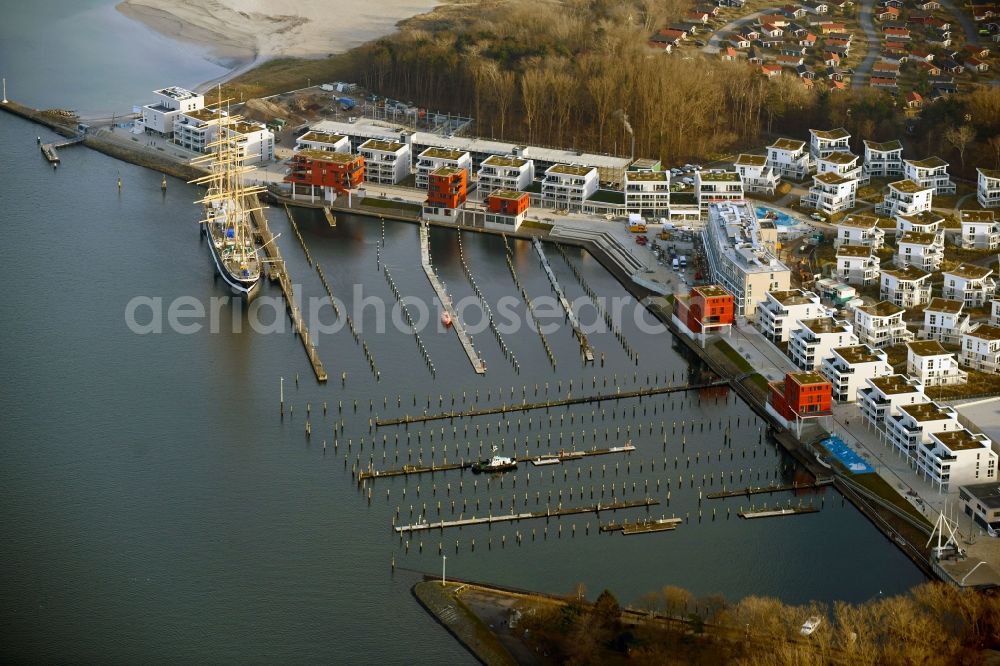 Aerial photograph Lübeck - Pleasure boat marina with docks and moorings on the shore area of Priwallpromenade in Travemuende in the state Schleswig-Holstein