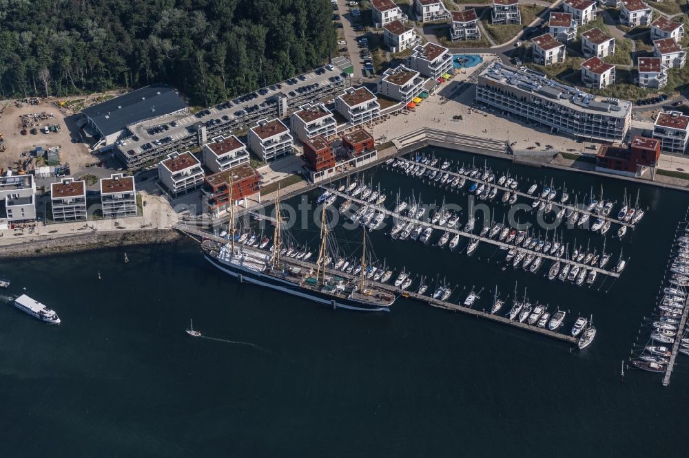 Priwall from the bird's eye view: Pleasure boat marina with docks and moorings on the shore area of Priwallpromenade in Travemuende in the state Schleswig-Holstein