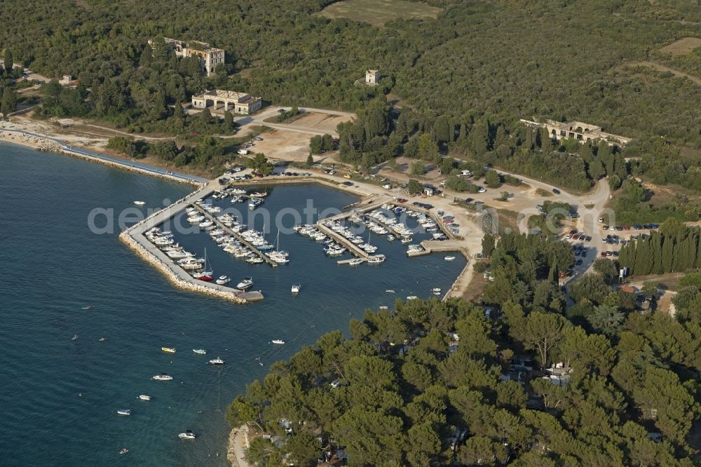 Aerial photograph Pula - Pleasure boat marina with docks and moorings on the shore area in Pula in Istirien - Istarska zupanija, Croatia