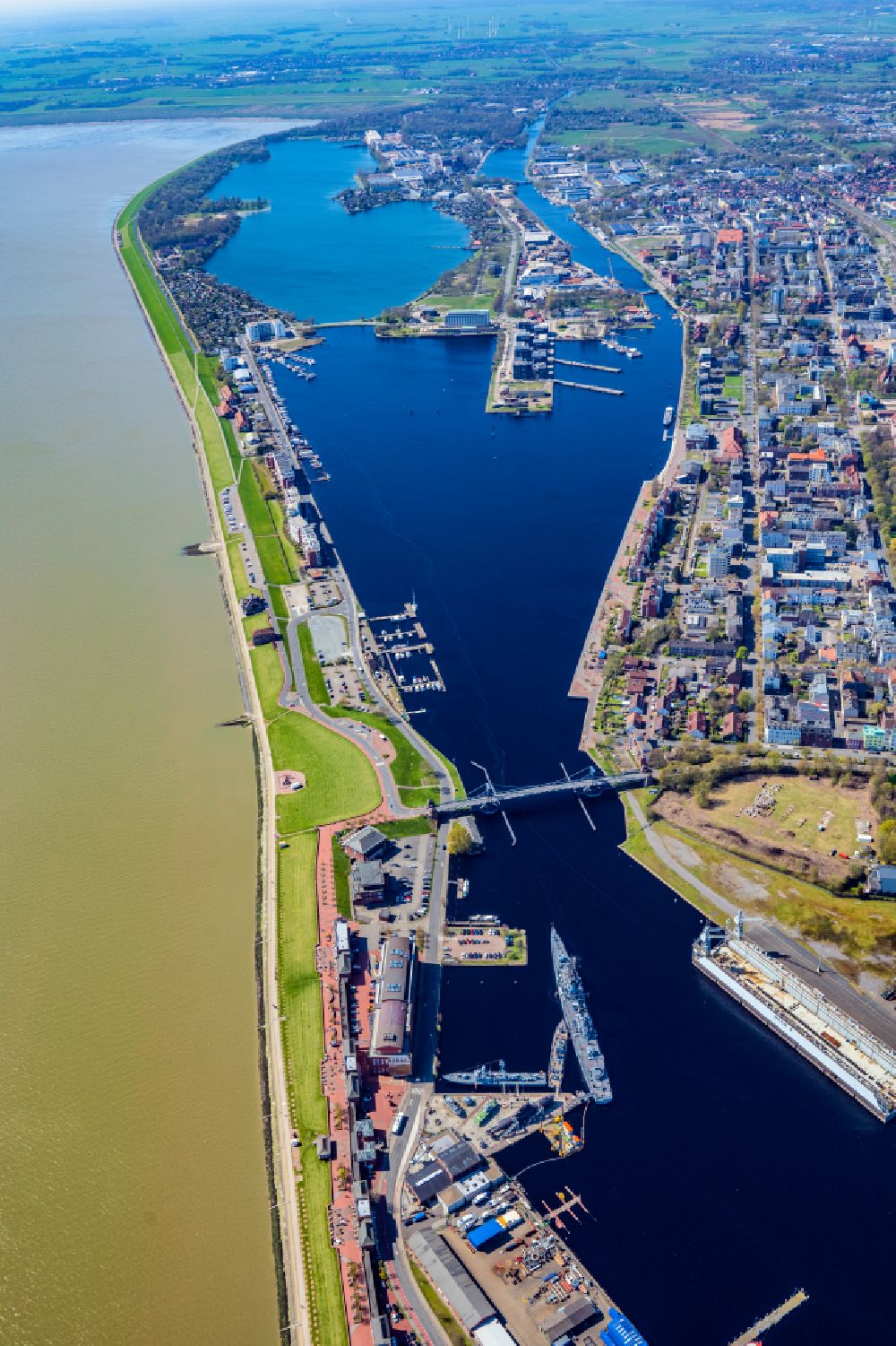 Wilhelmshaven from above - Marina with recreational marine jetties and moorings on the shore area of the pumping station cultural center in Wilhelmshaven in Lower Saxony
