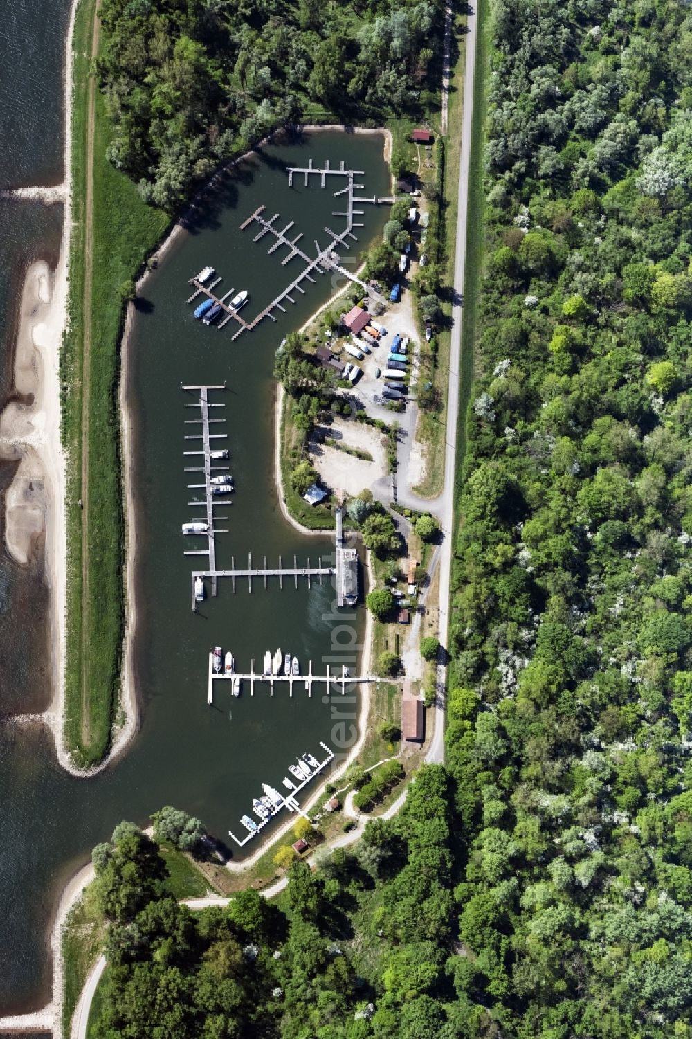 Aerial photograph Beinheim - Pleasure boat marina with docks and moorings on the shore area of the Rhine river in Beinheim in Grand Est, France