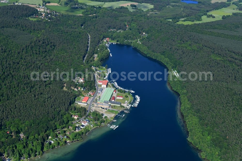 Aerial photograph Joachimsthal - Pleasure boat marina with docks and moorings on the shore area of Werbellinsee on Seerandstrasse in Joachimsthal in the state Brandenburg, Germany