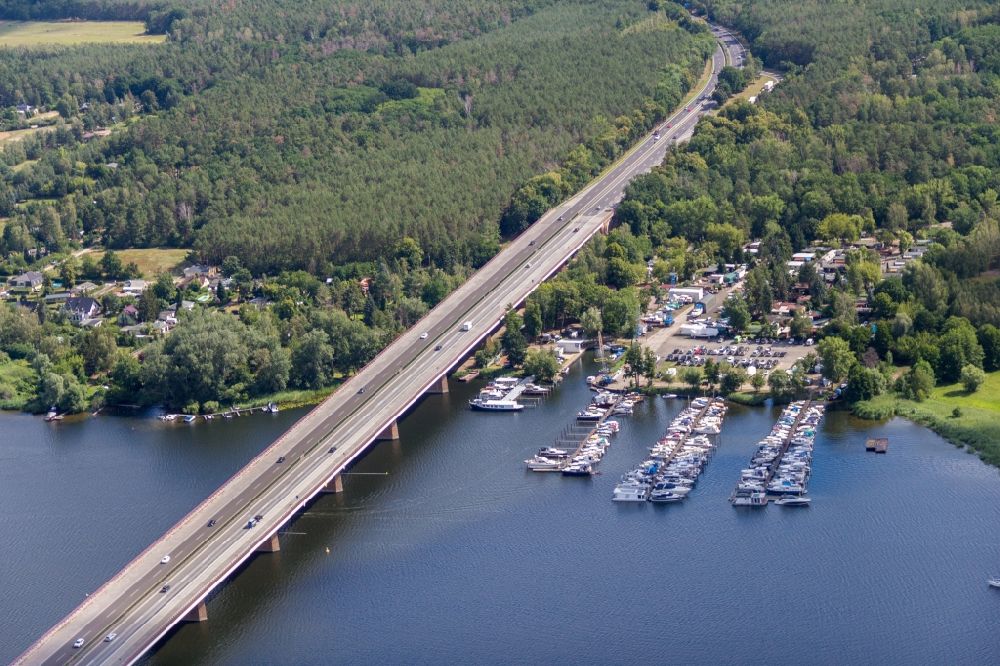 Aerial photograph Werder (Havel) - Pleasure boat marina with docks and moorings on the shore area Yachthafen Ringel in Werder (Havel) in the state Brandenburg, Germany