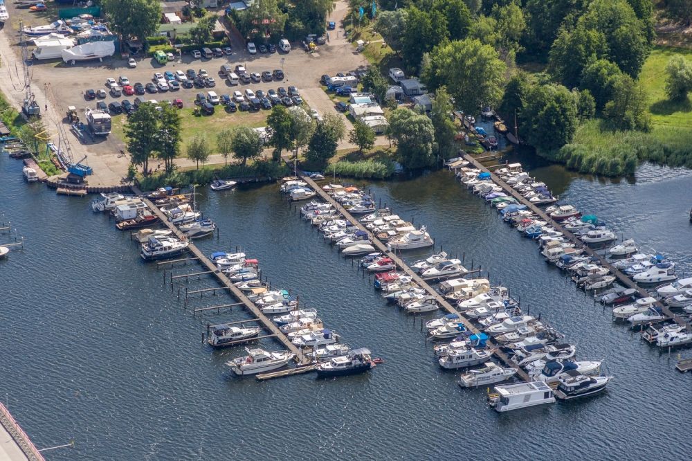 Aerial image Werder (Havel) - Pleasure boat marina with docks and moorings on the shore area Yachthafen Ringel in Werder (Havel) in the state Brandenburg, Germany