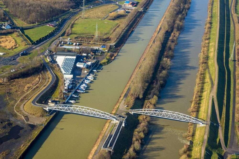 Hamm from the bird's eye view: Pleasure boat marina with docks and moorings on the shore area on Datteln-Hamm-Kanal with Marathonbruecke in Hamm at Ruhrgebiet in the state North Rhine-Westphalia, Germany