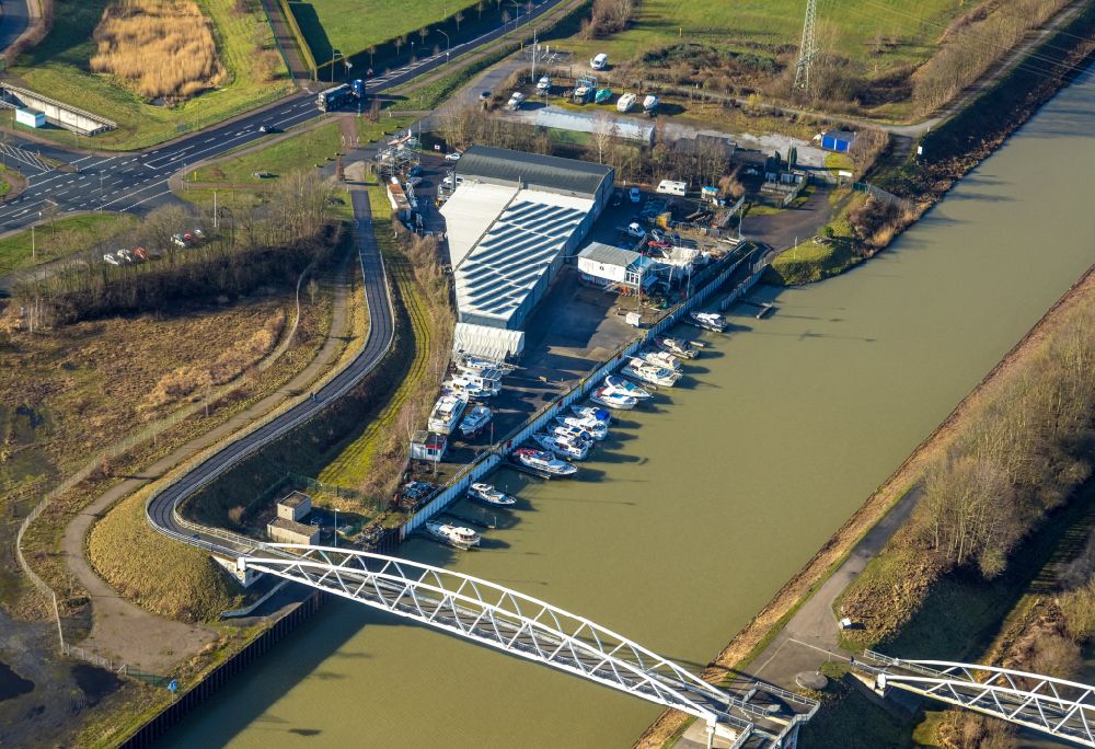 Aerial image Hamm - Pleasure boat marina with docks and moorings on the shore area on Datteln-Hamm-Kanal with Marathonbruecke in Hamm at Ruhrgebiet in the state North Rhine-Westphalia, Germany