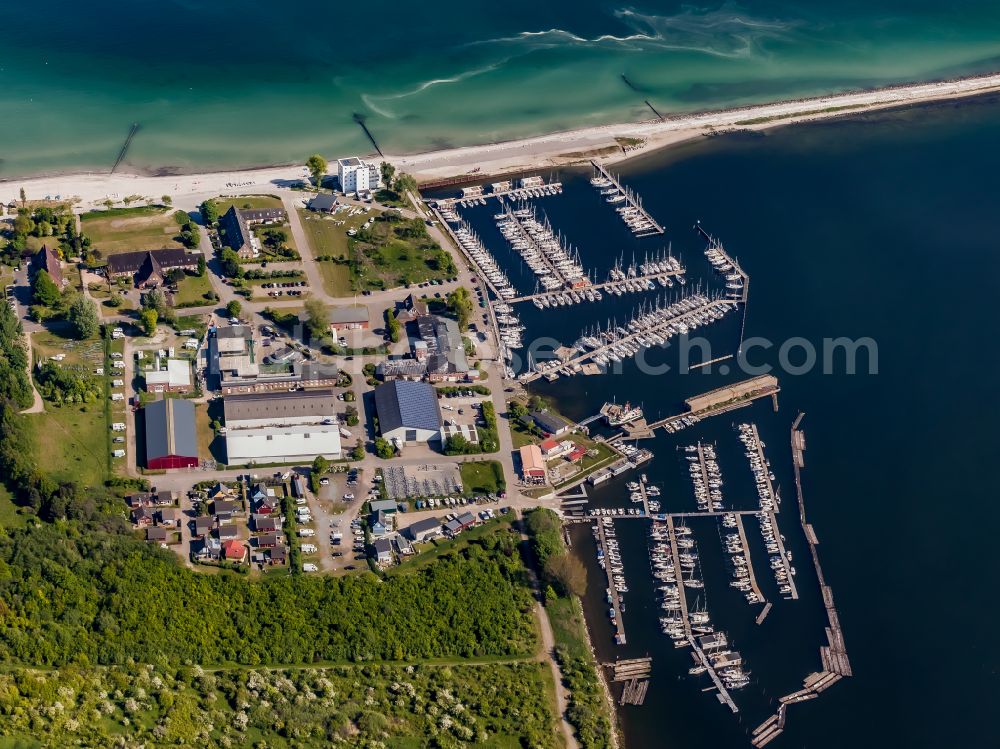 Aerial photograph Großenbrode - Pleasure boat marina with docks and moorings on the shore area of Grossenbroder Binnensee in Grossenbrode in the state Schleswig-Holstein, Germany
