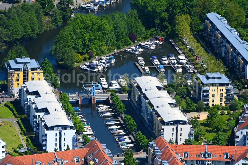 Aerial photograph Hennigsdorf - Pleasure boat marina with docks and moorings on the shore area of the canal at the Nieder Neuendorfer See on Yachthafen in the district Nieder Neuendorf in Hennigsdorf in the state Brandenburg, Germany