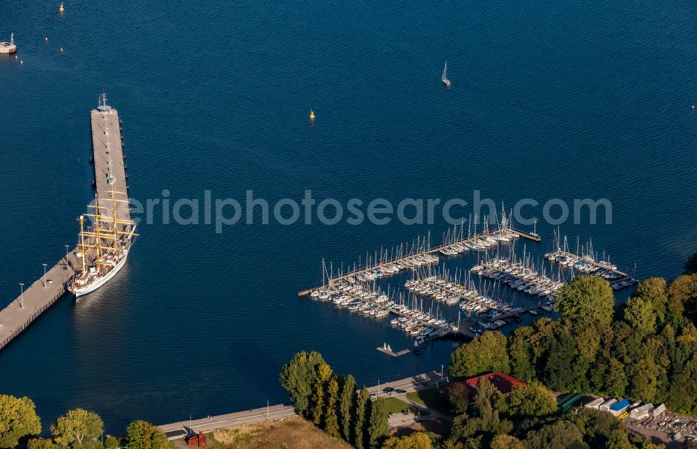 Kiel from above - Pleasure boat marina with docks and moorings on the shore area on street Kiellinie of Kieler Foerde on street Kiellinie in Kiel in the state Schleswig-Holstein, Germany
