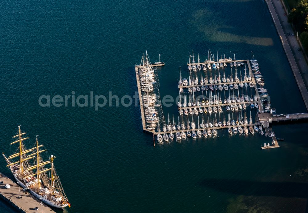 Aerial photograph Kiel - Pleasure boat marina with docks and moorings on the shore area on street Kiellinie of Kieler Foerde on street Kiellinie in Kiel in the state Schleswig-Holstein, Germany