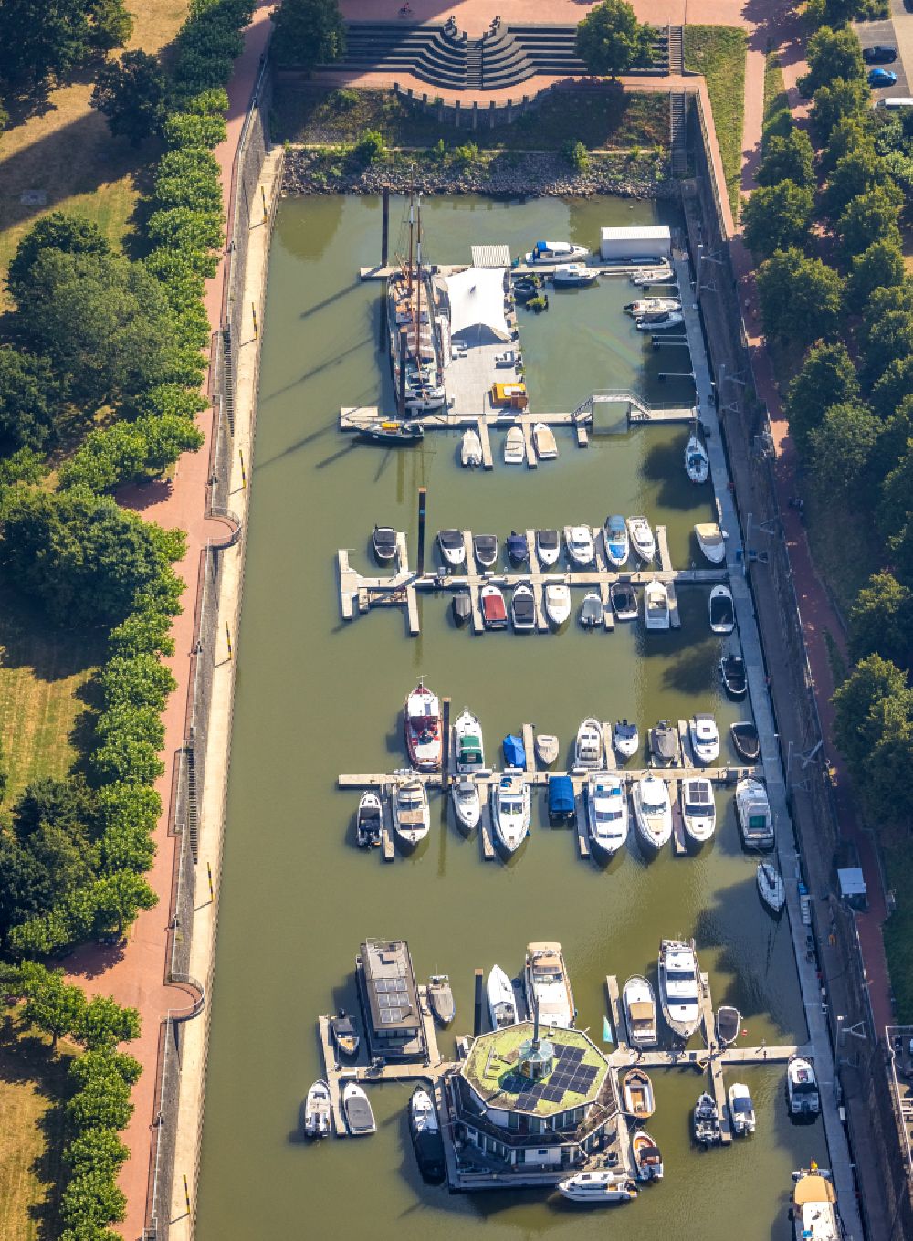 Düsseldorf from the bird's eye view: Pleasure boat marina with docks and moorings on the shore area Marina Duesseldorf Am Handelshafen in the district Unterbilk in Duesseldorf at Ruhrgebiet in the state North Rhine-Westphalia, Germany