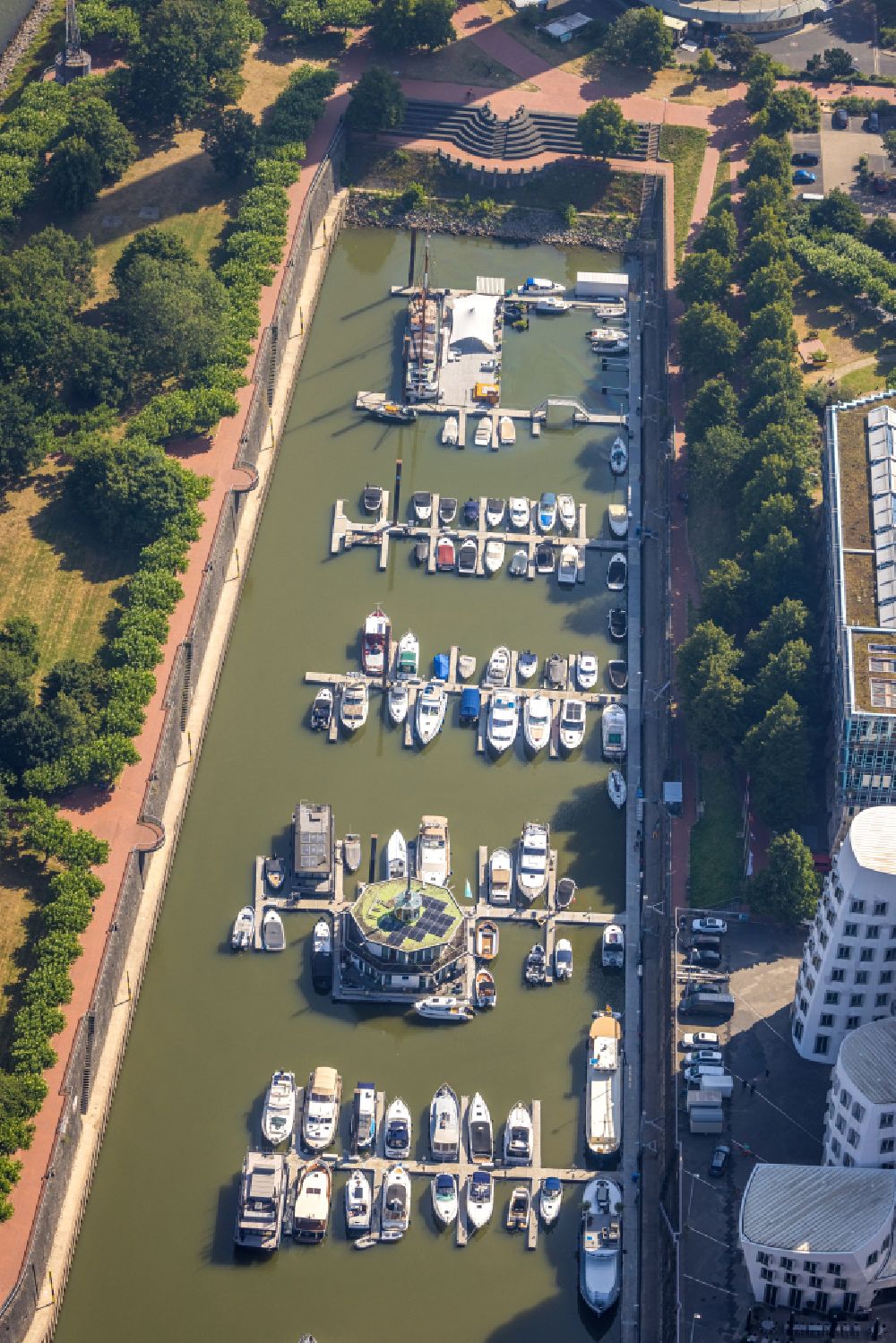 Aerial photograph Düsseldorf - Pleasure boat marina with docks and moorings on the shore area Marina Duesseldorf Am Handelshafen in the district Unterbilk in Duesseldorf at Ruhrgebiet in the state North Rhine-Westphalia, Germany