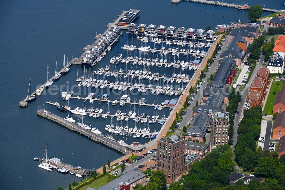 Flensburg from the bird's eye view: Pleasure boat marina with docks and moorings on the shore area Sonwik Yachthafen on Foerdepromenade - Auf of Mole in Flensburg in the state Schleswig-Holstein, Germany