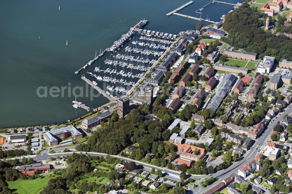 Aerial photograph Flensburg - Pleasure boat marina with docks and moorings on the shore area Sonwik Yachthafen on Foerdepromenade - Auf of Mole in Flensburg in the state Schleswig-Holstein, Germany