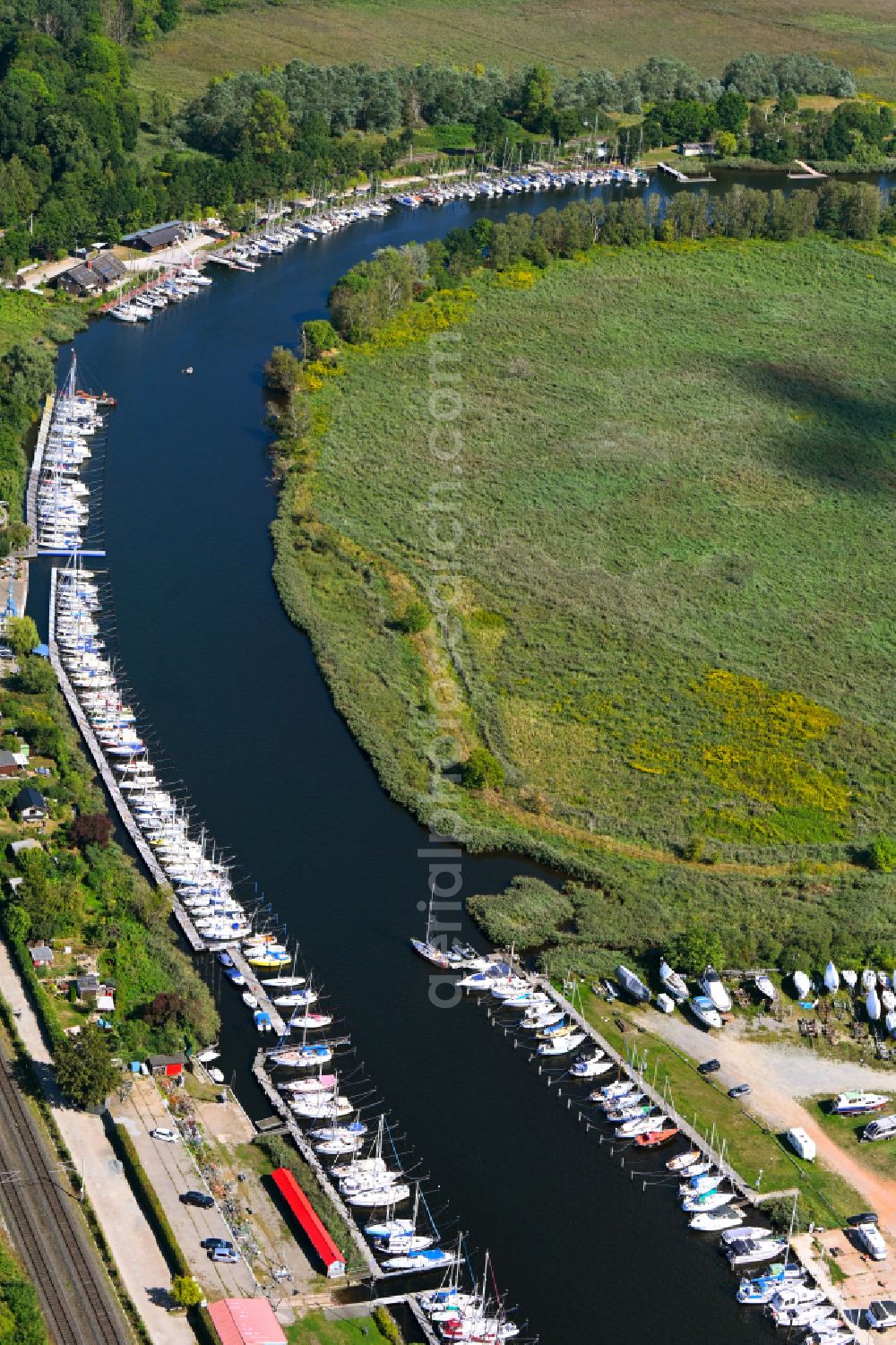 Lübeck from above - Pleasure boat marina with docks and moorings on the shore area Stettiner Yacht-Club e.V. on street Zur Teerhofsinsel in the district Falkenfeld - Vorwerk in Luebeck at the baltic sea coast in the state Schleswig-Holstein, Germany