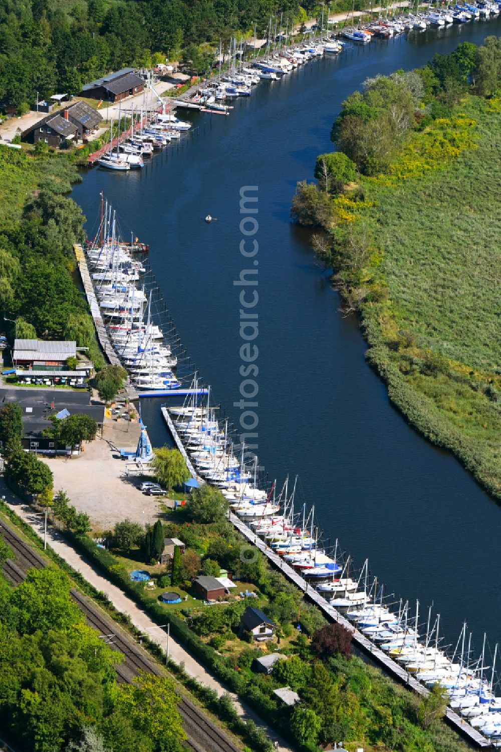Aerial photograph Lübeck - Pleasure boat marina with docks and moorings on the shore area Stettiner Yacht-Club e.V. on street Zur Teerhofsinsel in the district Falkenfeld - Vorwerk in Luebeck at the baltic sea coast in the state Schleswig-Holstein, Germany