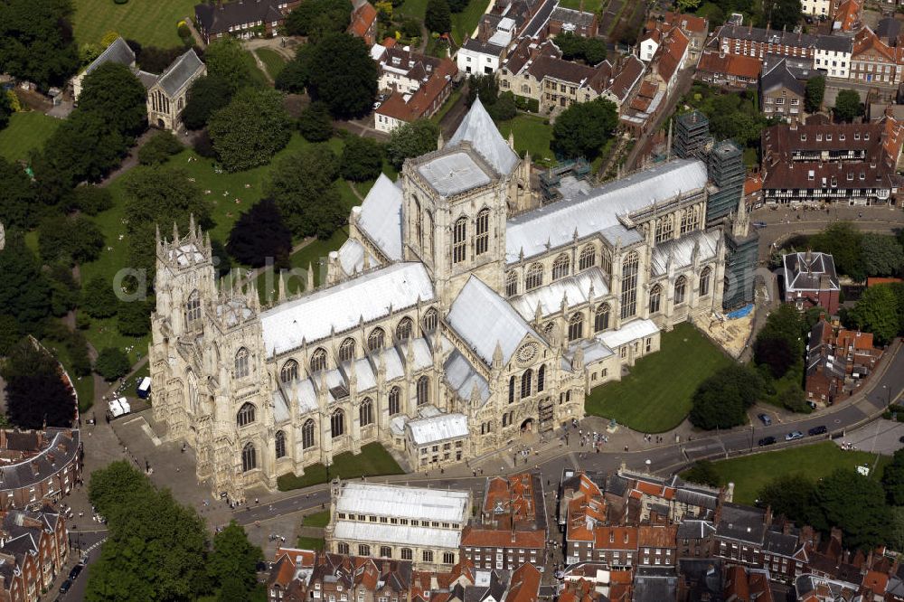 York from above - Blick auf das Münster in York. Der gotische Bau ist die größte mittelalterliche Kirche Englands und ist berühmt für seine Fenster. View of the York Minster. The gothic building is the largest medieval church in England and is famous for its windows.