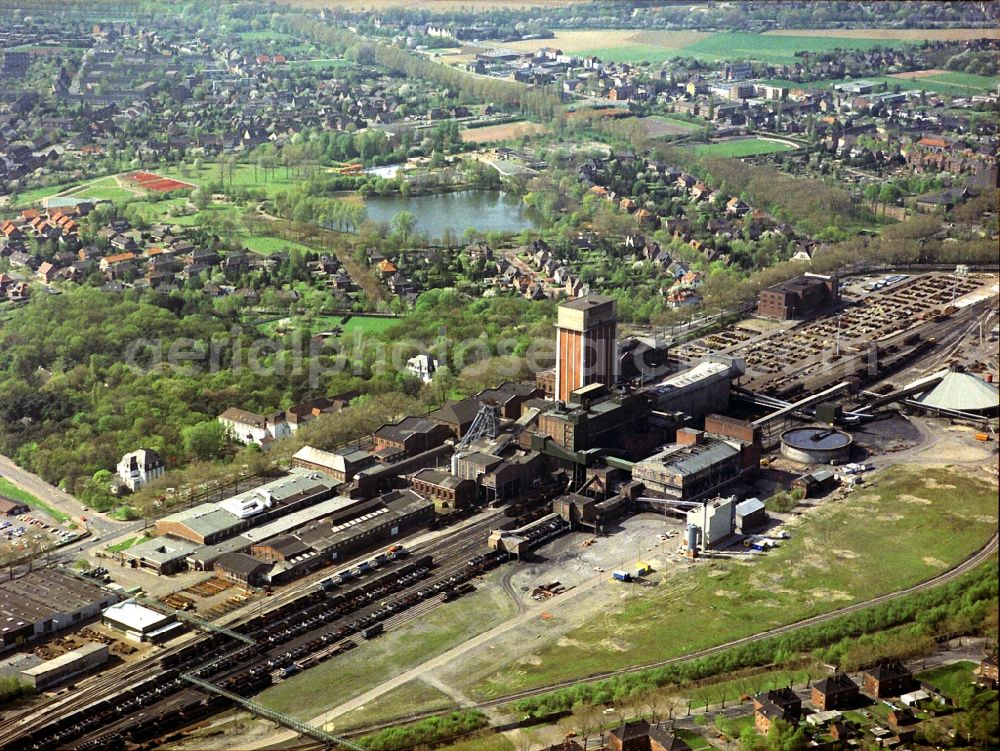Kamp-Lintfort from the bird's eye view: The coalmine Friedrich Heinrich with the shafts I and II is a former coal mine in Kamp-Lintfort in North Rhine-Westphalia. The vast workings of the mine and the resultant headframe above the shaft 2 are considered monument worthy, but not under a preservation order. It is part of the Route of Industrial Heritage of the Rhenish mining route